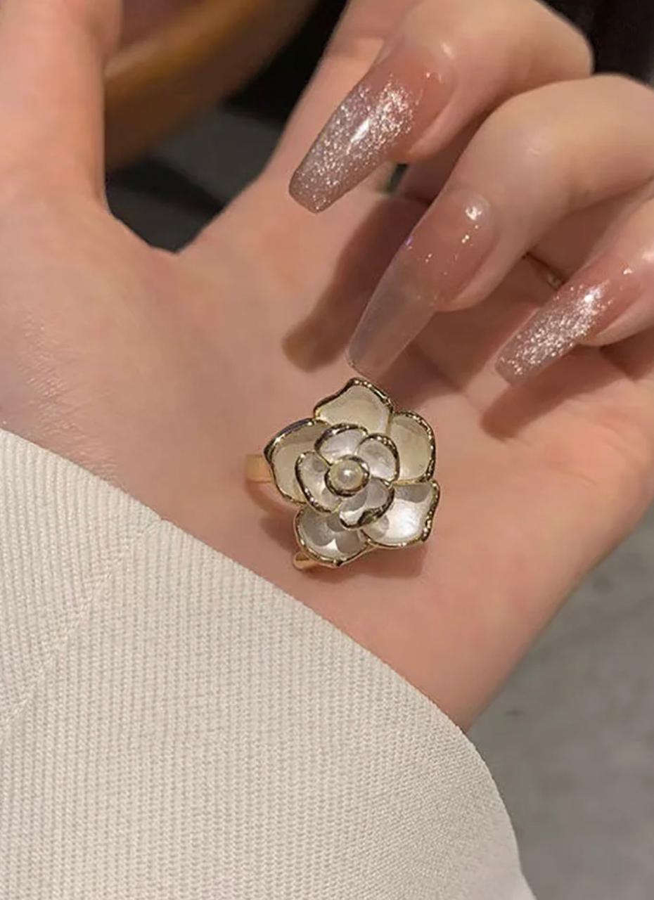 Exquisite rose-shaped ring
