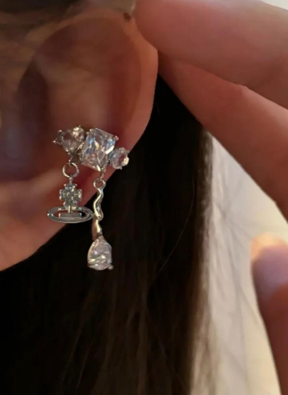 striking rhinestone silver earcuff